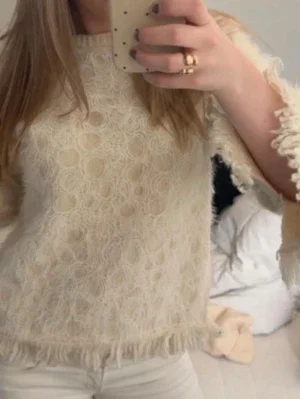 Beige blus med fransar och spets