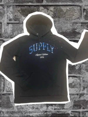 Svart hoodie Supply & Demand XS