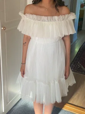 Vit offshoulder kortklänning brud/studentklänning från ByMalina