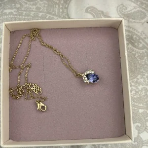 Guldigt halsband med blå sten Lily and Rose