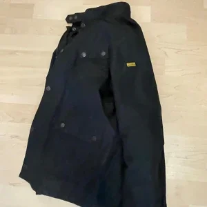 Svart Barbour International jacka storlek L barn jacka