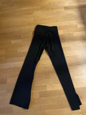 Svarta utsvängda leggings S