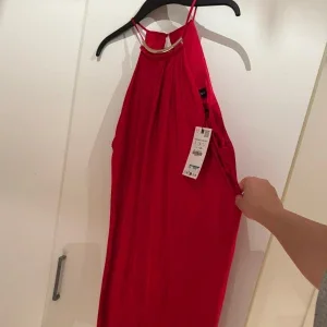 Röd satin klänning