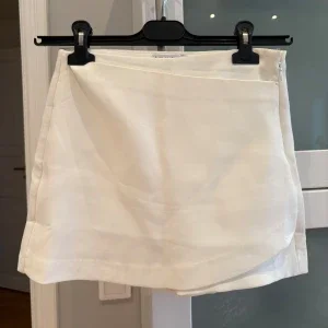 Vita skorts med omlottdetalj, Stradivarius