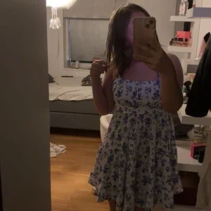 Vit och blå blommig klänning Shein
