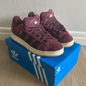 Adidas Campus 00s vinröda sneakers