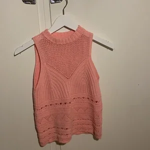 Rosa stickad väst