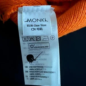 Orange mössa från Monki