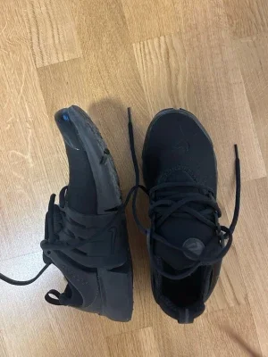 Svarta Nike Air Presto sneakers