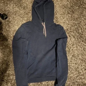 Mörkblå hoodie från Gucci med huva
