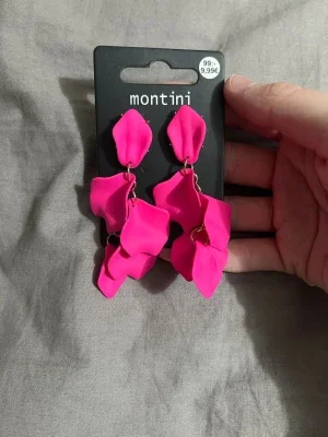 Rosa örhängen från Montini/köpt på ur och pen