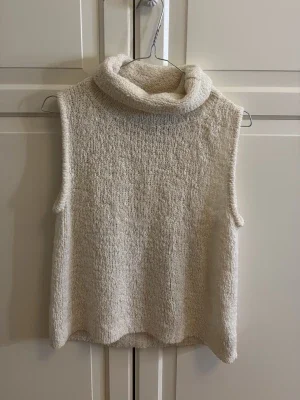 Vit stickad väst från InWear