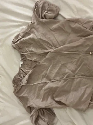 Beige blus med puffärm och knyt