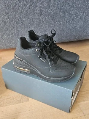 Svarta Skechers sneakers med luftkudde