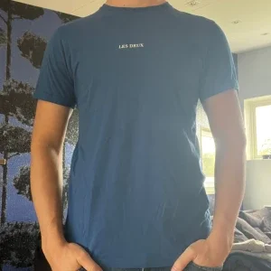 Blå t-shirt från Les Deux