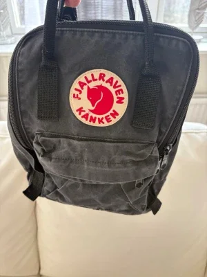 Svart Fjällräven Kånken Mini ryggsäck