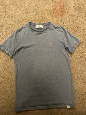 Blå t-shirt från Les Deux