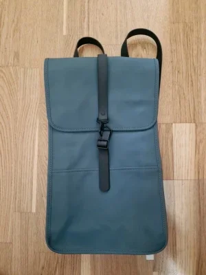 Blå minimalistisk ryggsäck från Rains