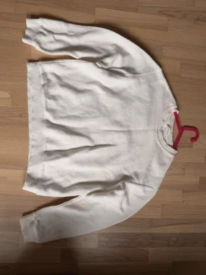 Vit stickad tröja med rund hals