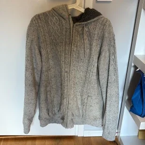 Grå stickad hoodie med dragkedja