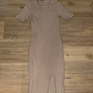 Beige ribbad klänning