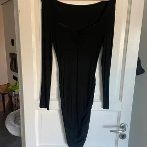 Svart långärmad tight klänning