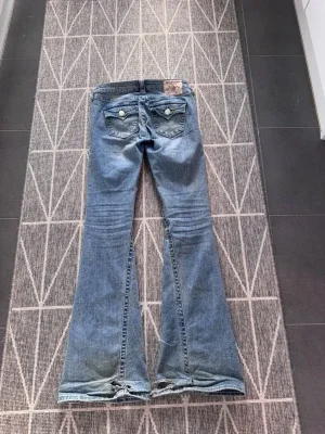 Blå bootcut jeans från True Religion joey low rise flare