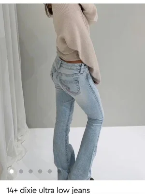 Ljusblå ultra low bootcut jeans