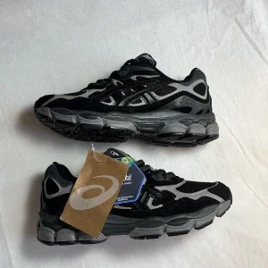 Svarta och grå sneakers från Asics