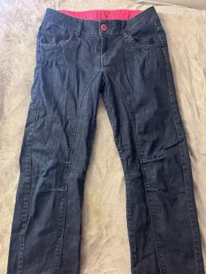 Mörkblå jeans med rosa detaljer PULZ jeans