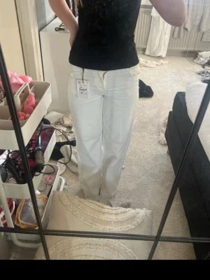Vita raka jeans från Zara