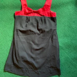 Svart och röd klänning/top Vero Moda
