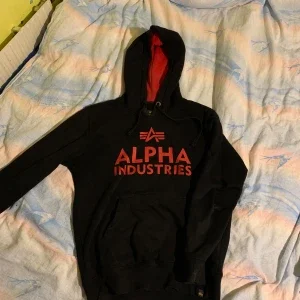 Svart hoodie från Alpha Industries
