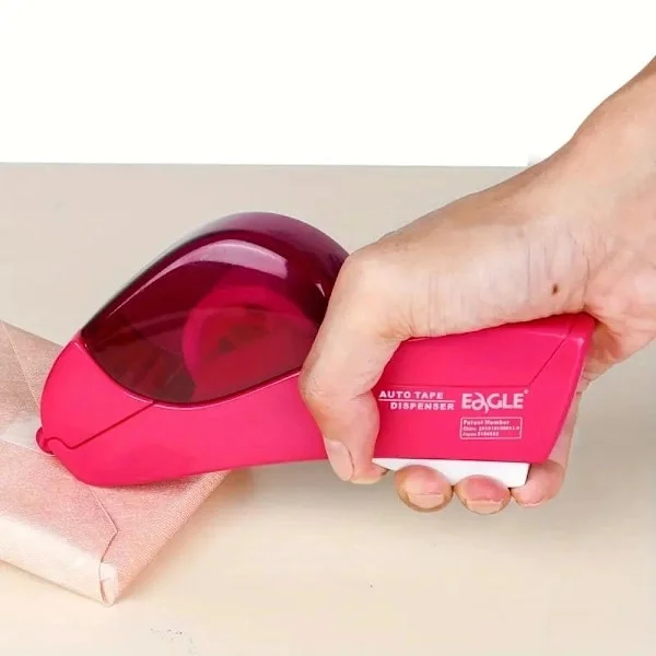 Automatisk PVC-tape dispenser - Denne tapedispenseren kan betjenes med én hånd og er ideell for julegaver og hjemmegaver. Leveres med...
