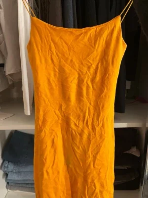 Orange klänning från Zara