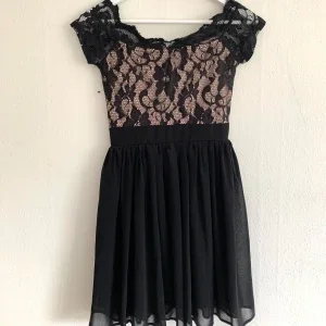 Svart off-shoulder klänning med broderi upptill