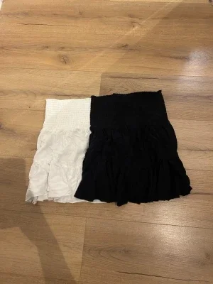 Två volangkjolar i vitt och svart