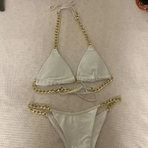 Vit bikini med guldkedjor