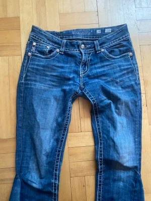Blå Miss Me jeans med broderi