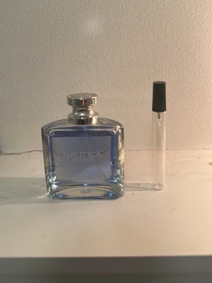 Nautica Voyage parfym blå glasflaska