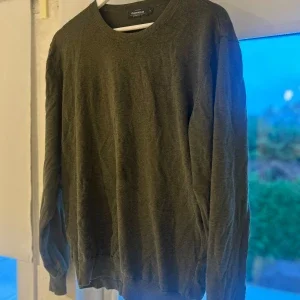 Olivgrön bomullströja Dressmann XL