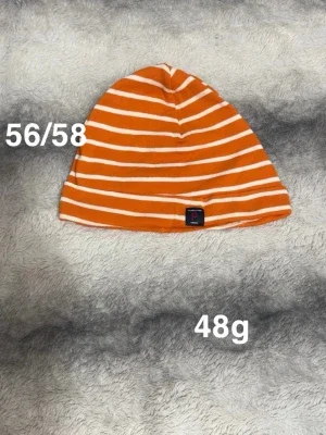Randig orange mössa från Polarn O. Pyret