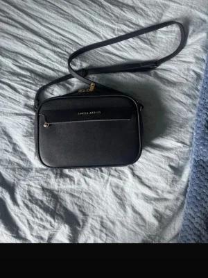 Mörkblå axelväska från Laura Ashley