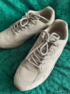 Beige dam sneakers från CLD storlek 39( inte äkta leder)