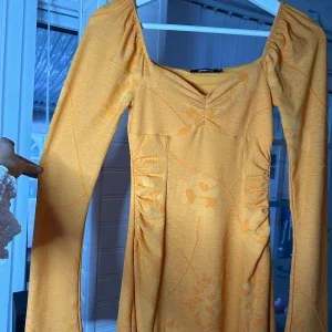 Orange klänning från Gina Tricot