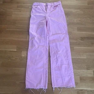 Rosa jeans från Gina Tricot