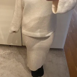 Beige lång kjol med slits vid sidan
