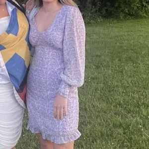 Ljuslila blommig klänning från Vila