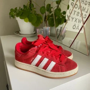 Röda adidas campus 00s