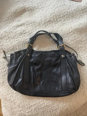 Svart handväska i skinn med detaljer